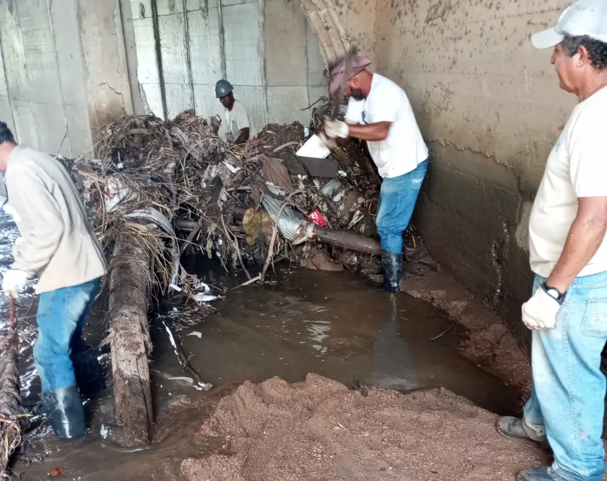 Secretaria de Obras realiza limpeza dos canais de aduelas para prevenir alagamentos