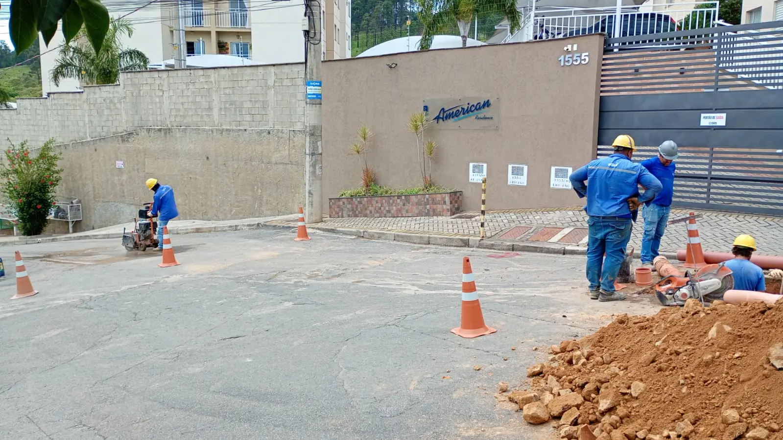 Vandalismo provoca entupimento de rede de esgoto na região oeste