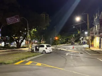 PM registra acidente de trânsito com vítima e queda de poste em Poços