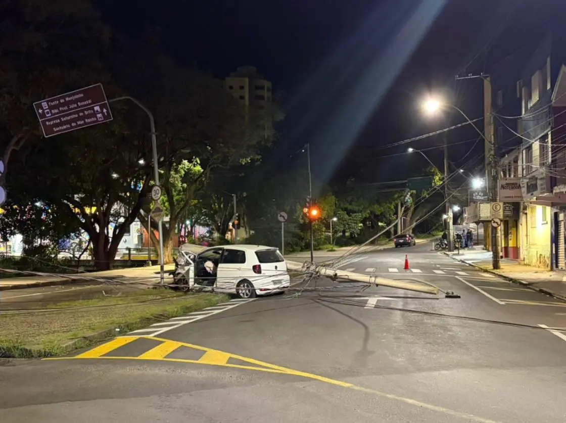 PM registra acidente de trânsito com vítima e queda de poste em Poços