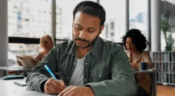 Rede municipal mantém três polos de EJA e registra queda na demanda por matrículas