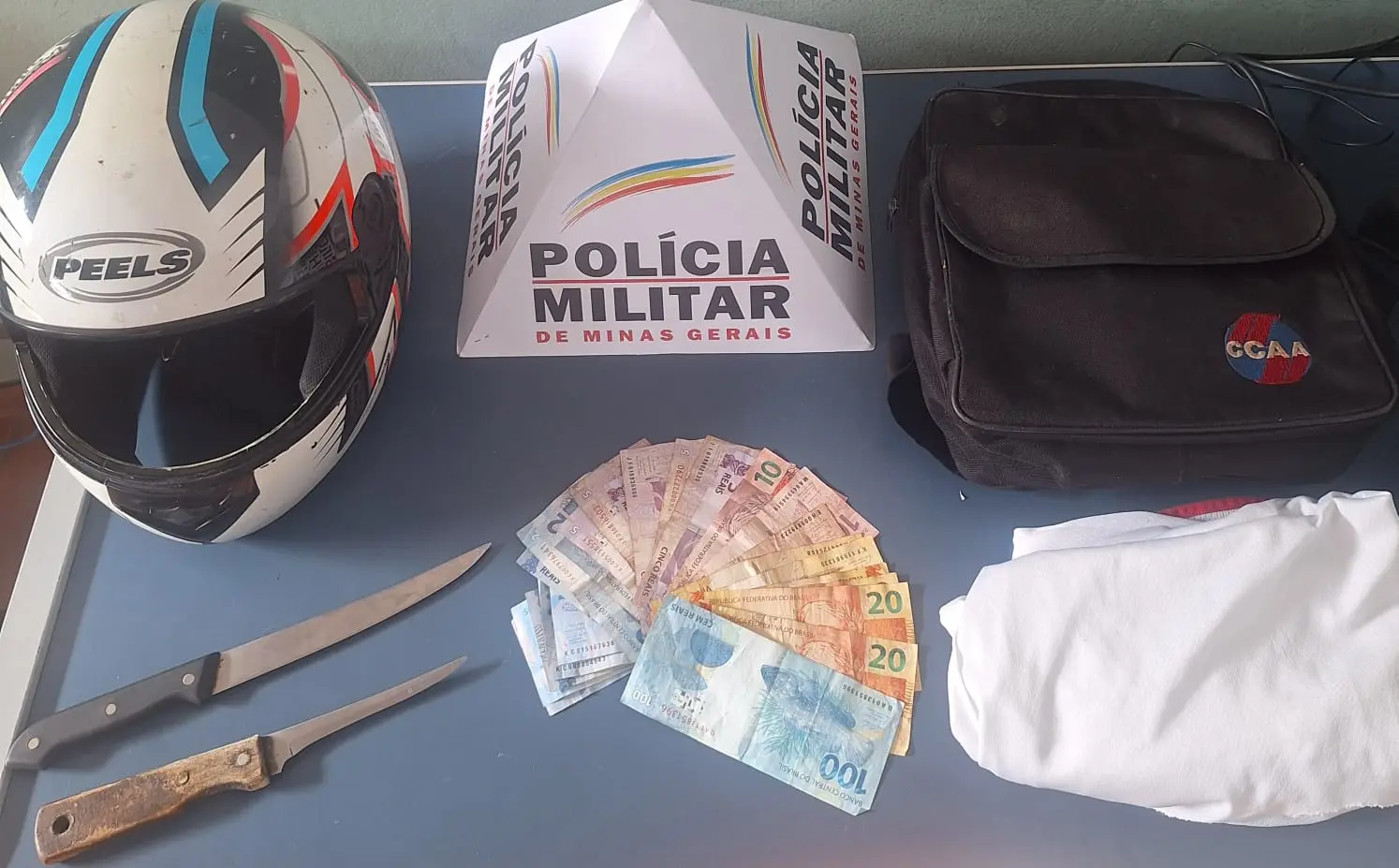 Ladrão usa facas para assaltar posto de combustíveis, mas acaba preso