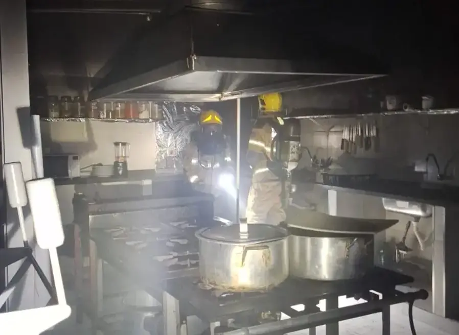 Incêndio atinge cozinha de restaurante na área central
