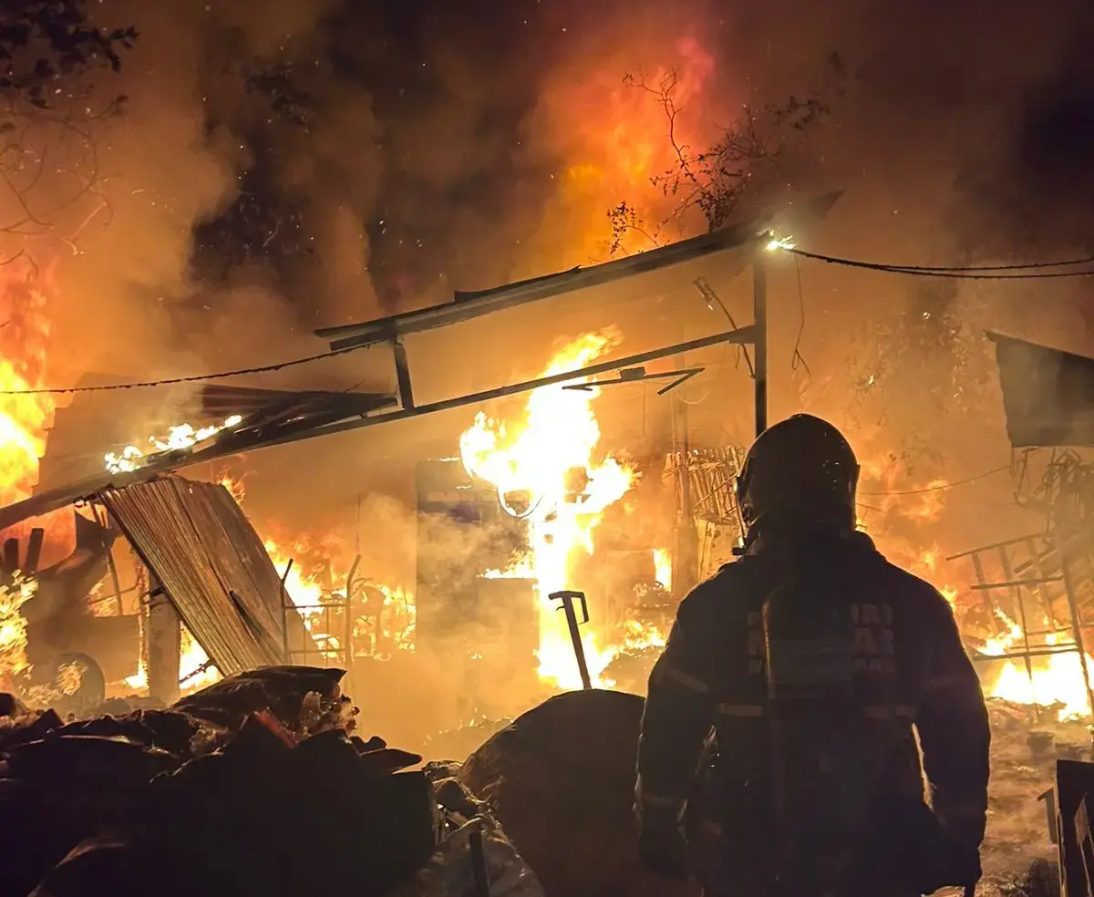 Incêndio consome depósito de reciclagem e ameaça aalpão de paletes