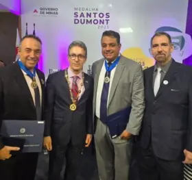 Prefeito e vice de Poços recebem Medalha Santos Dumont