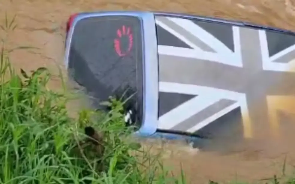 Mulher morre após carro cair em córrego durante temporal em MG; motorista abandonou o local