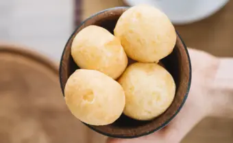 Guia internacional inclui o pão de queijo entre os 10 melhores pães do mundo