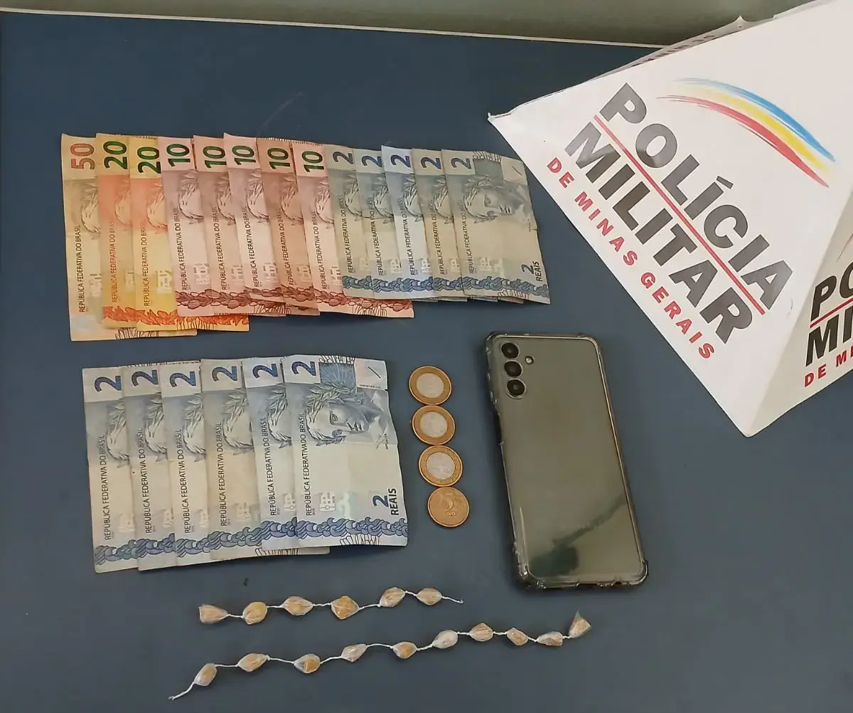 PM apreende menor e pedras de crack em Poços